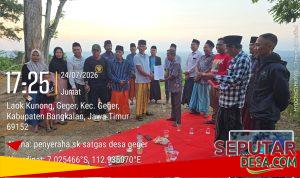 Pj. Kepala Desa Geger, Mustain, menyerahkan SK kepada Ketua Satgas Monitoring dan Evaluasi sebagai simbol dimulainya tugas pengawasan pengelolaan anggaran desa.